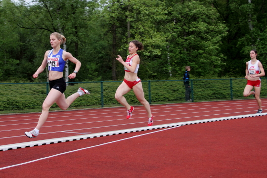 Tine Spiessens haas in de A-reeks van de 800m